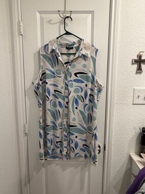 Alfani Sleeveless Button-Down Blouse in Blue, Teal & Black Leaf Print